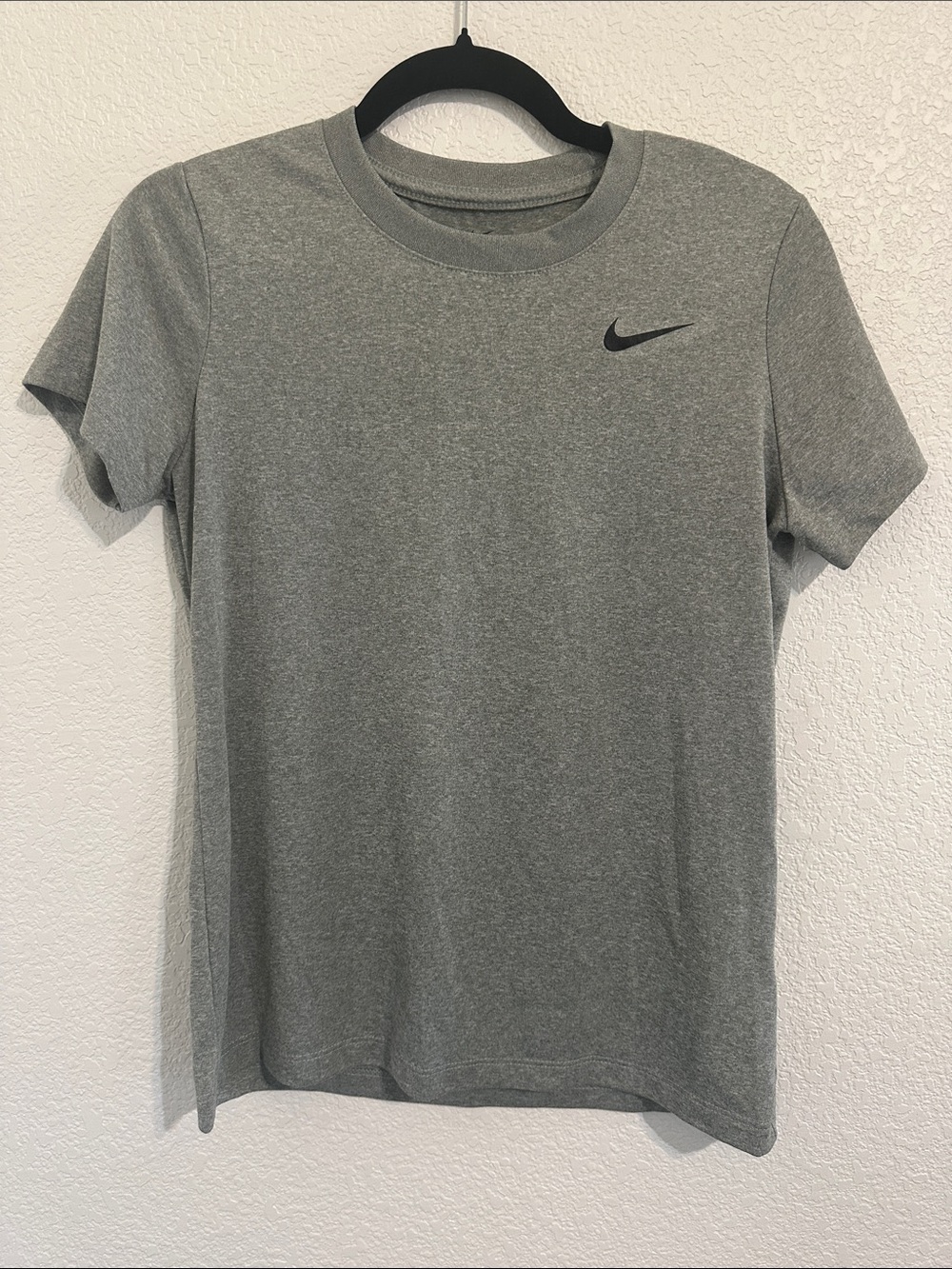 Nike Womenโs Heather Gray Short Sleeve Crew Tee